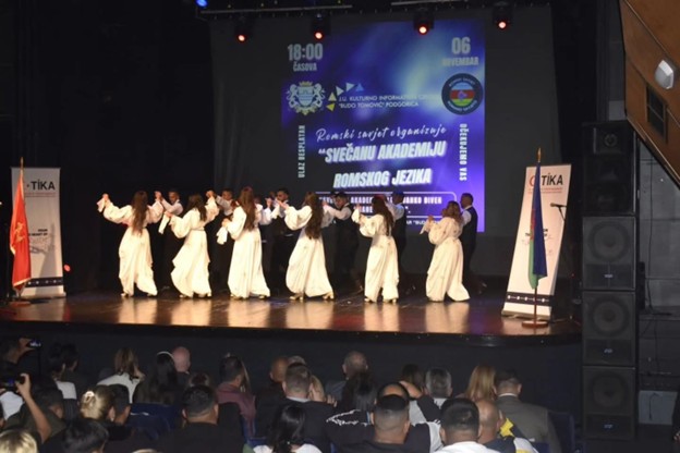 Slika sa festivala u Baru podrzanog od Tike povodom romskog jezika