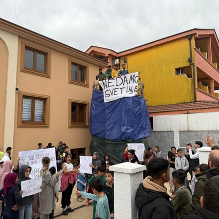 Slika sa festivala u Baru podrzanog od Tike povodom romskog jezika